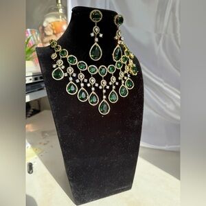 Elegant Green and Gold Necklace Set
